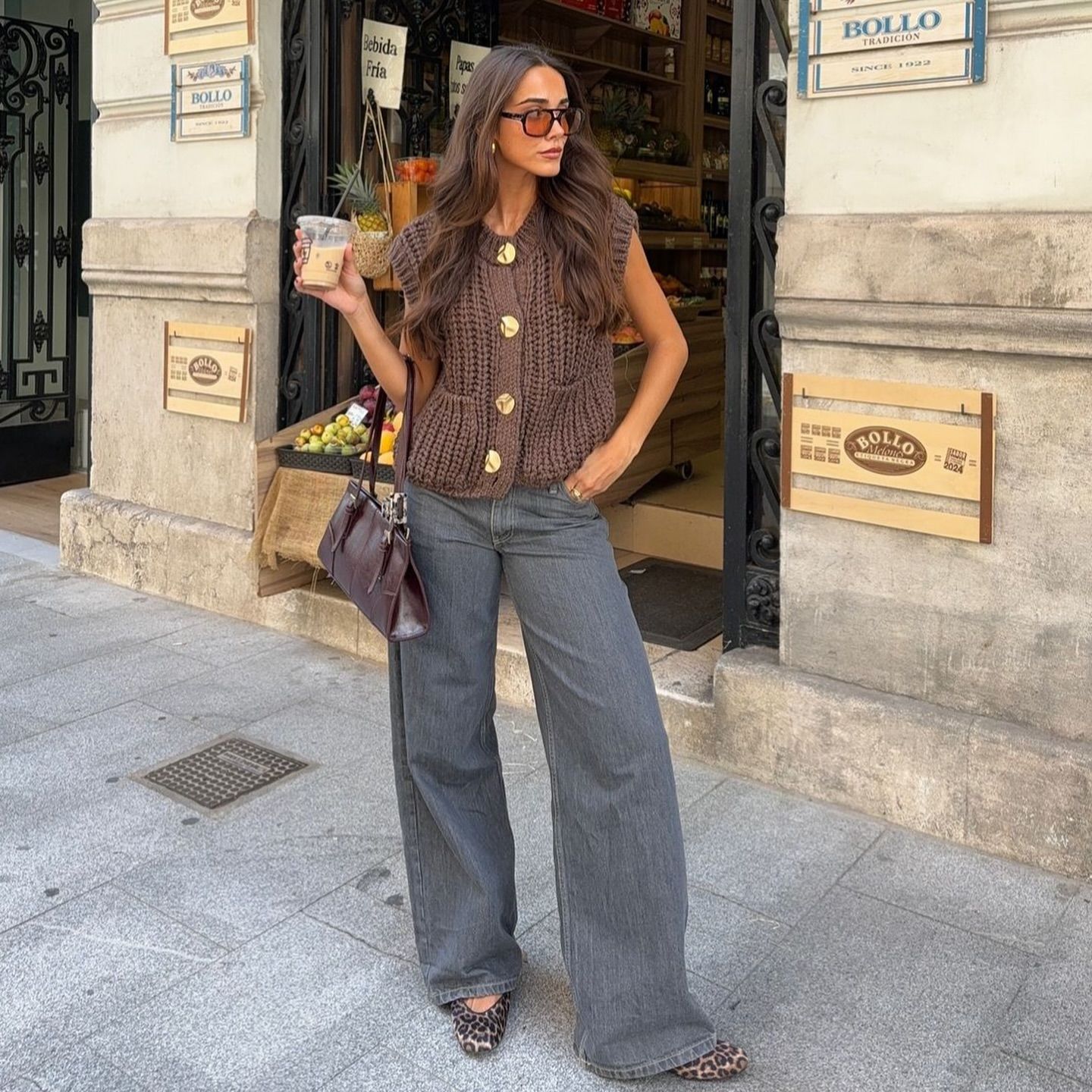 Colete Tricô Marrom com Botões Modern Jane