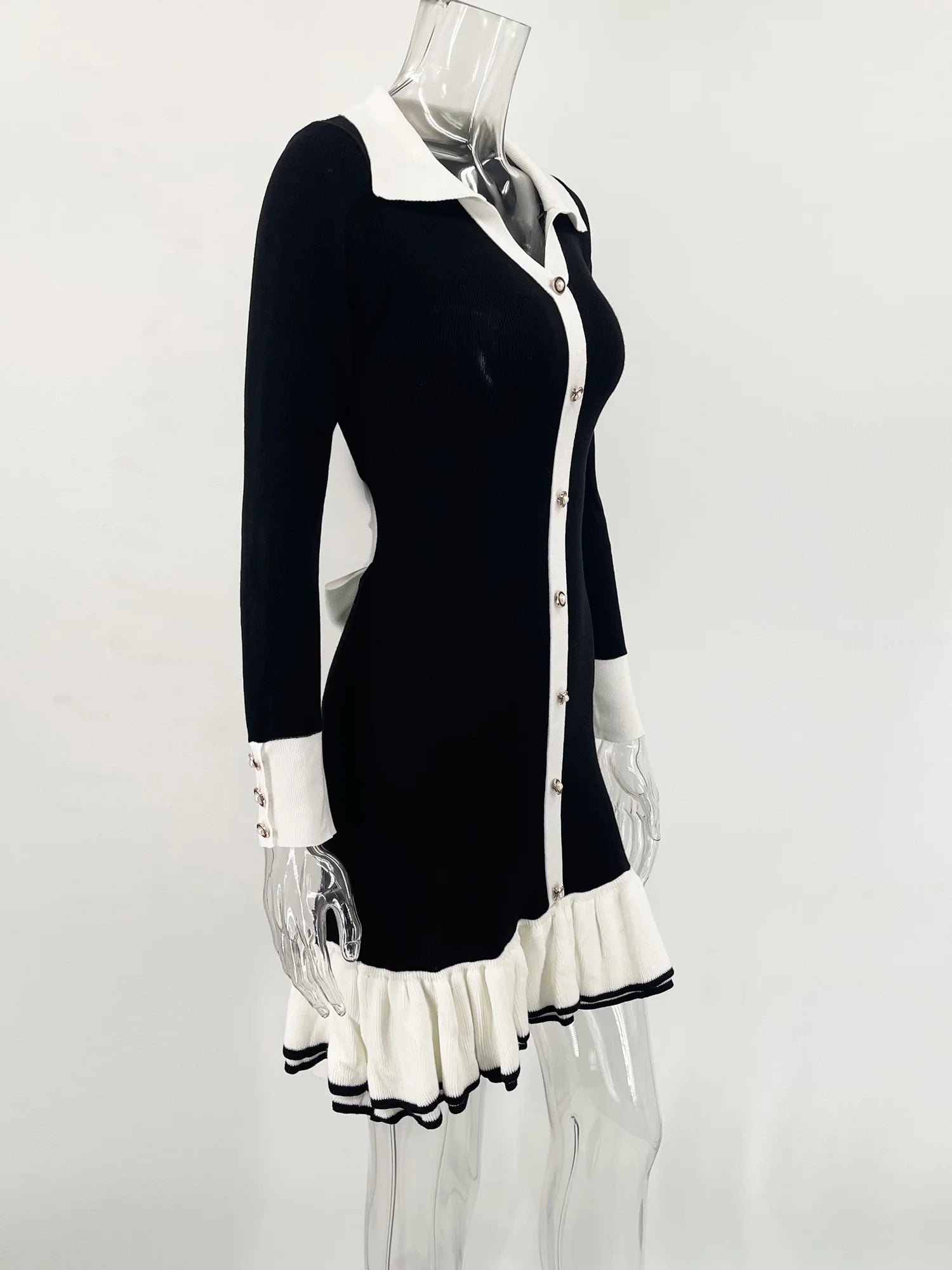 Vestido Curto Manga Longa com Botões Modern Grace