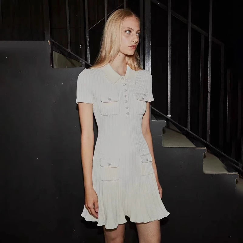 Vestido Curto Tricô Gola Polo e Bolsos Modern Seraphina