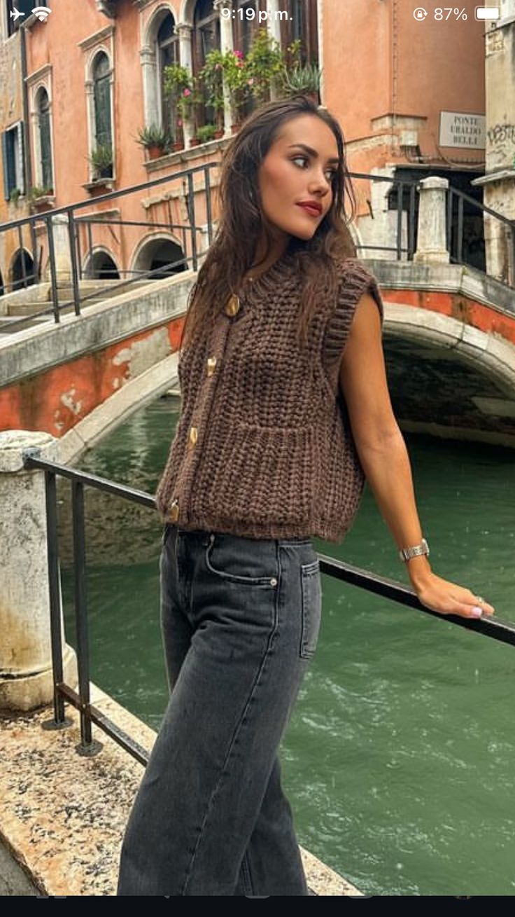 Colete Tricô Marrom com Botões Modern Jane