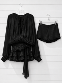 Vestido Curto com Saia de Babados Assimétrico Modern Bela