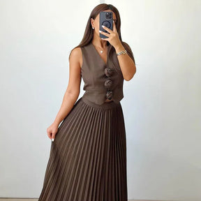 Conjunto Feminino Colete com Aplique de Rosas com Saia Midi Plissada Modern Helena