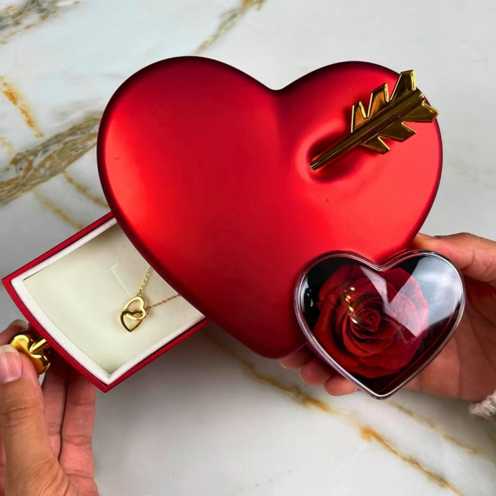 Caixa Cupido com Rosa Eterna & Colar Gravado com Nomes